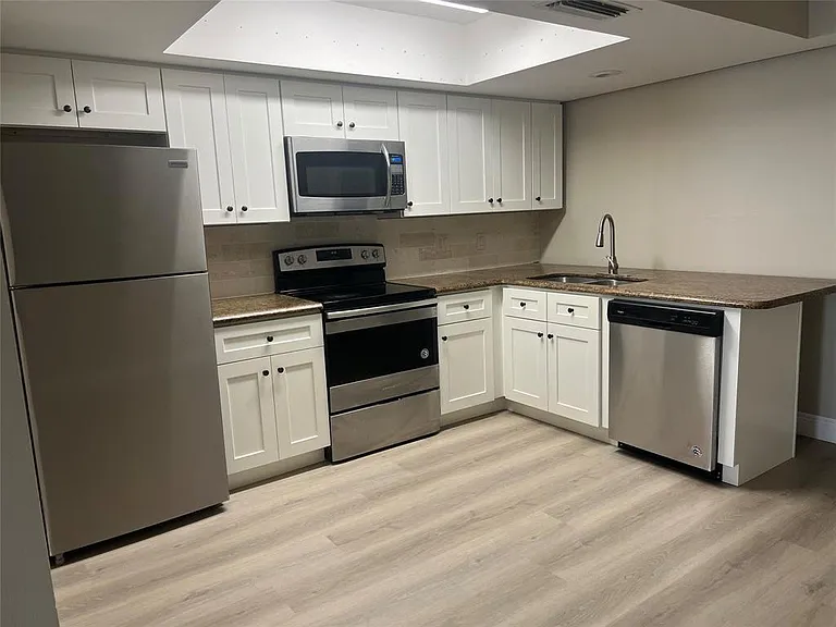 420 SE 13th Dr — Photo 1