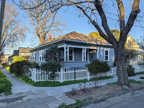 301 4th St Photo 1