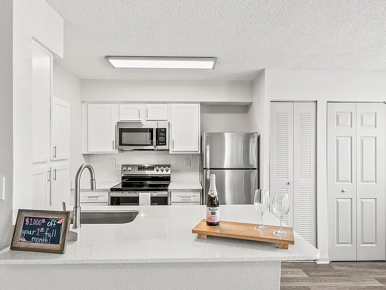 Summerlake Apartments — Photo 11