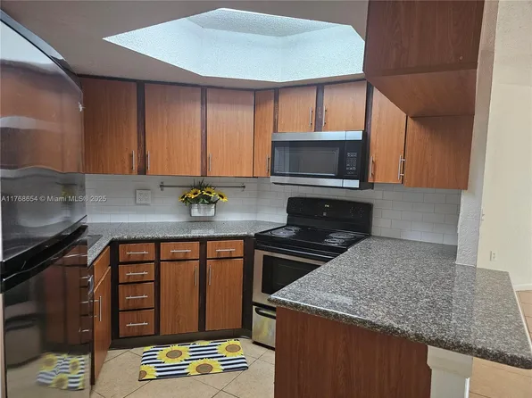 8323 Lake Dr APT 503, Doral, FL 33166