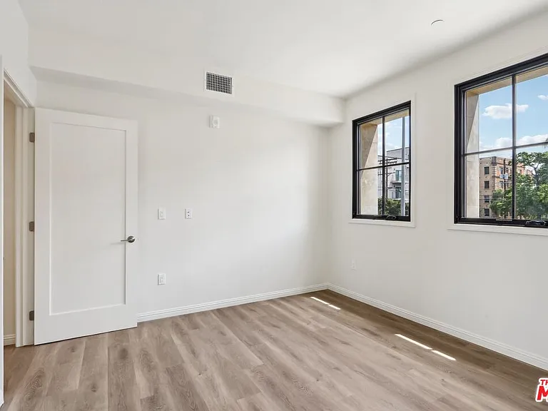 951 S Wilton Pl #201 — Photo 9