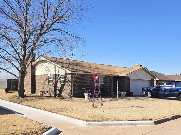 717 Hillcrest Dr, Medford, OK 73759