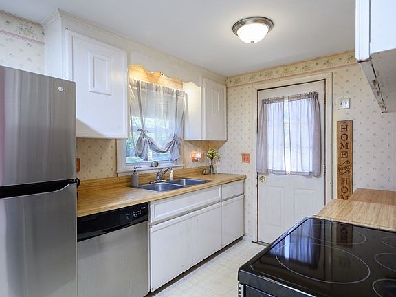 3rd image of 7 Woodland Ave