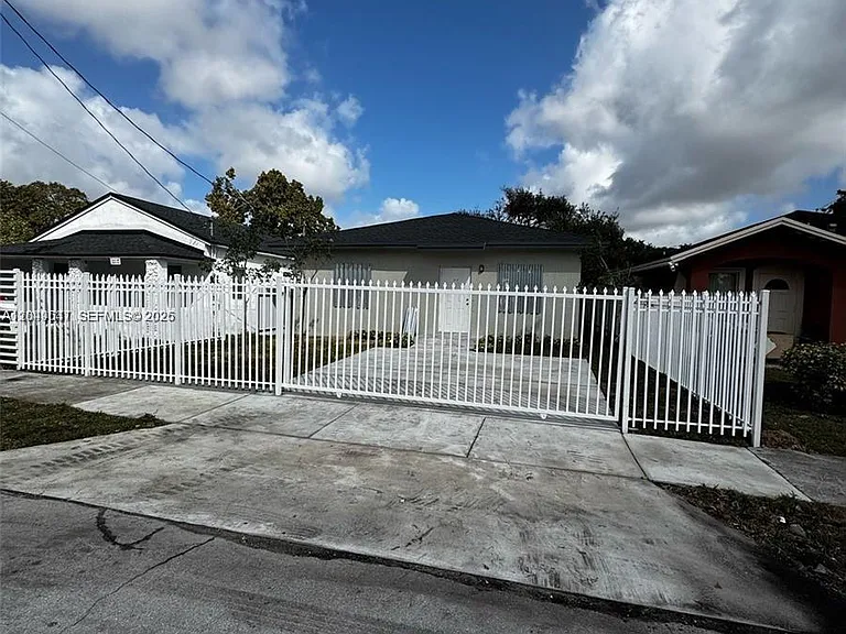 1717 NW 70th St — Photo 1
