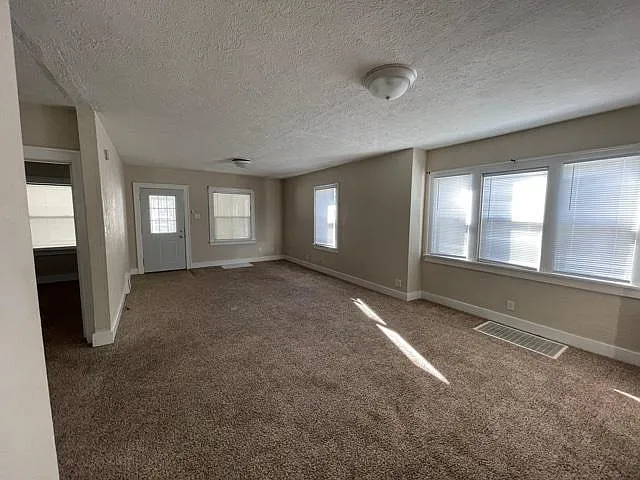 231 E Victoria St — Photo 4