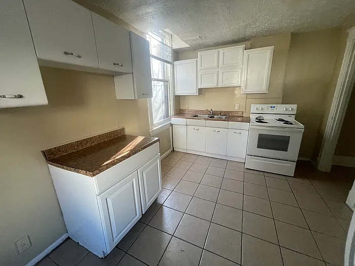 218 E 9th St #1 — Photo 6