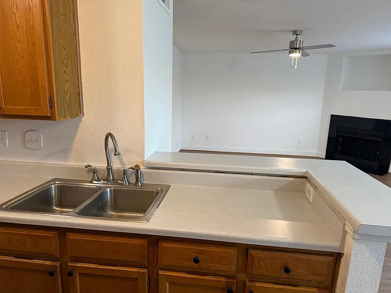 8243 Creekbend Dr #8243 — Photo 8