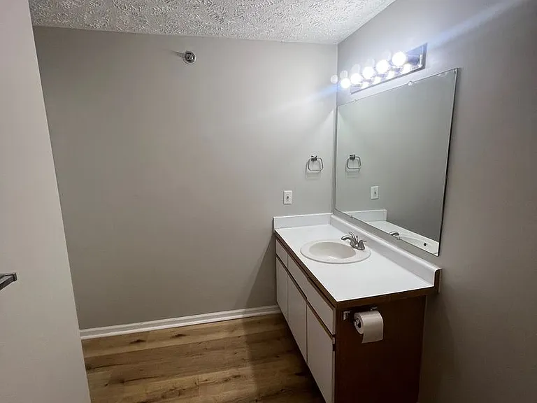 726 W Jefferson St — Photo 11