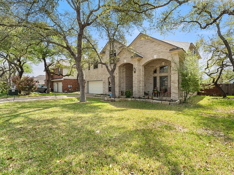 1512 Amelia Dr — Photo 3