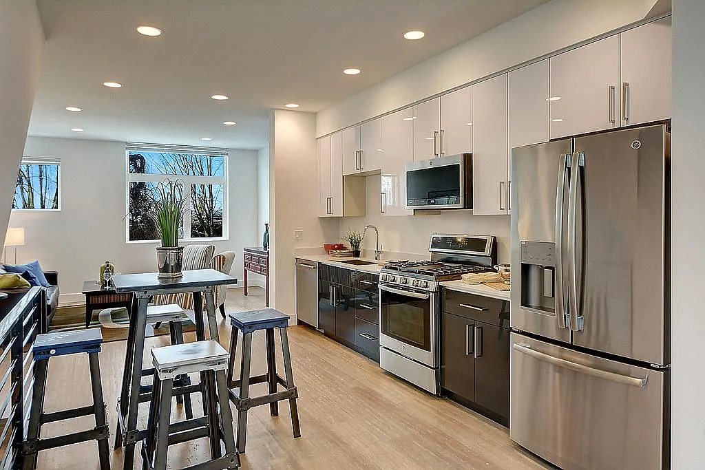 1507 Lakeview Blvd E — Photo 3