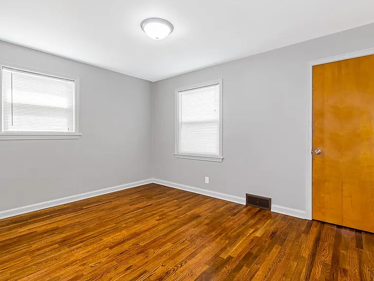 212 Cornelia Ave NE — Photo 7