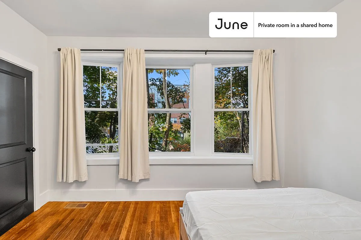 Queen bedroom in 5 bed/2 bath home in Roxbury #1901 D — Photo 4