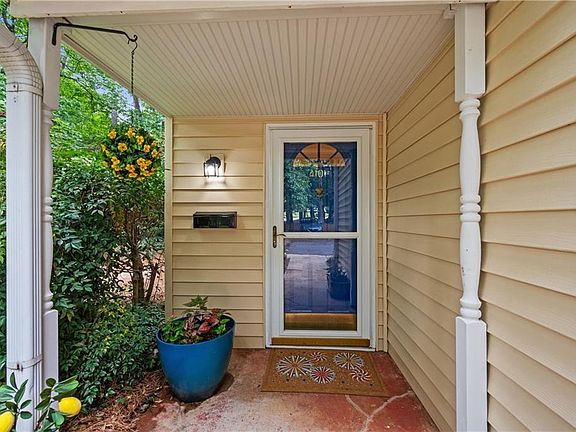 4th image of 4101 N Gloucester Pl