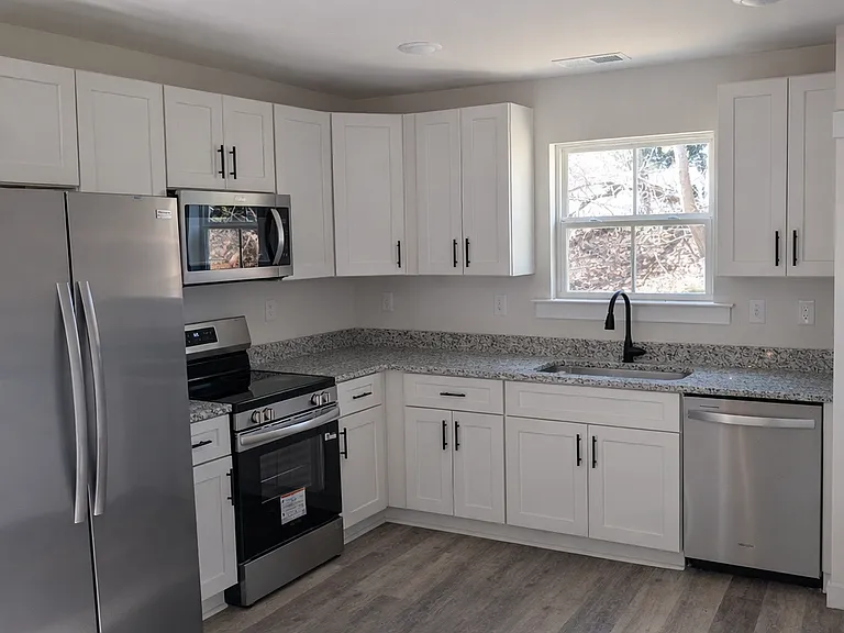 887 W 25th St — Photo 5