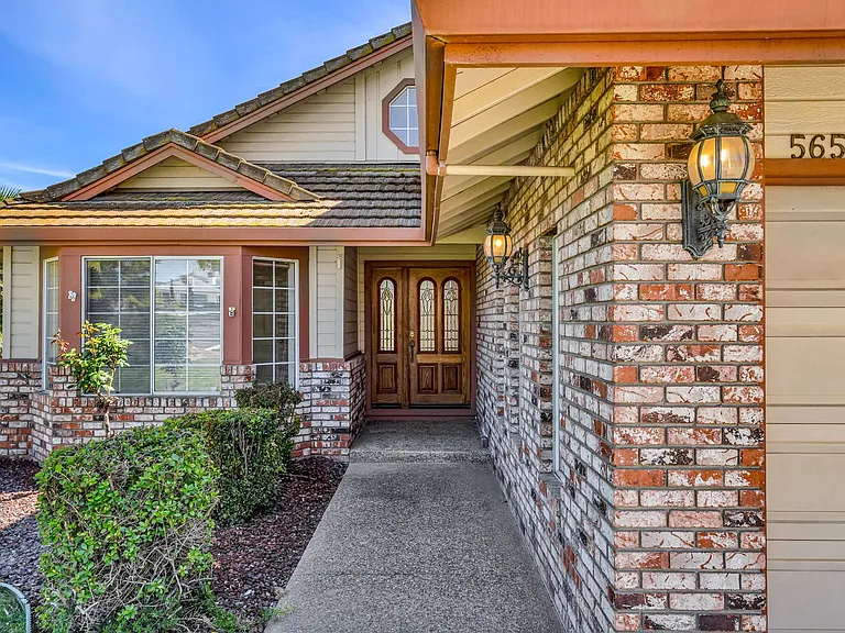 5650 Edgeview Dr — Photo 6