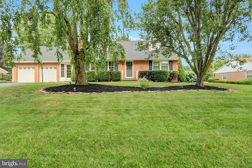 415 Briar Ln photo 1