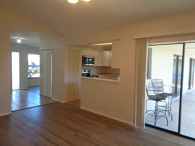 4412 SW 1st Pl — Photo 4