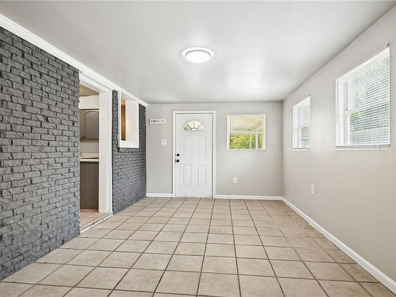 4th image of 165 Sun Valley Dr