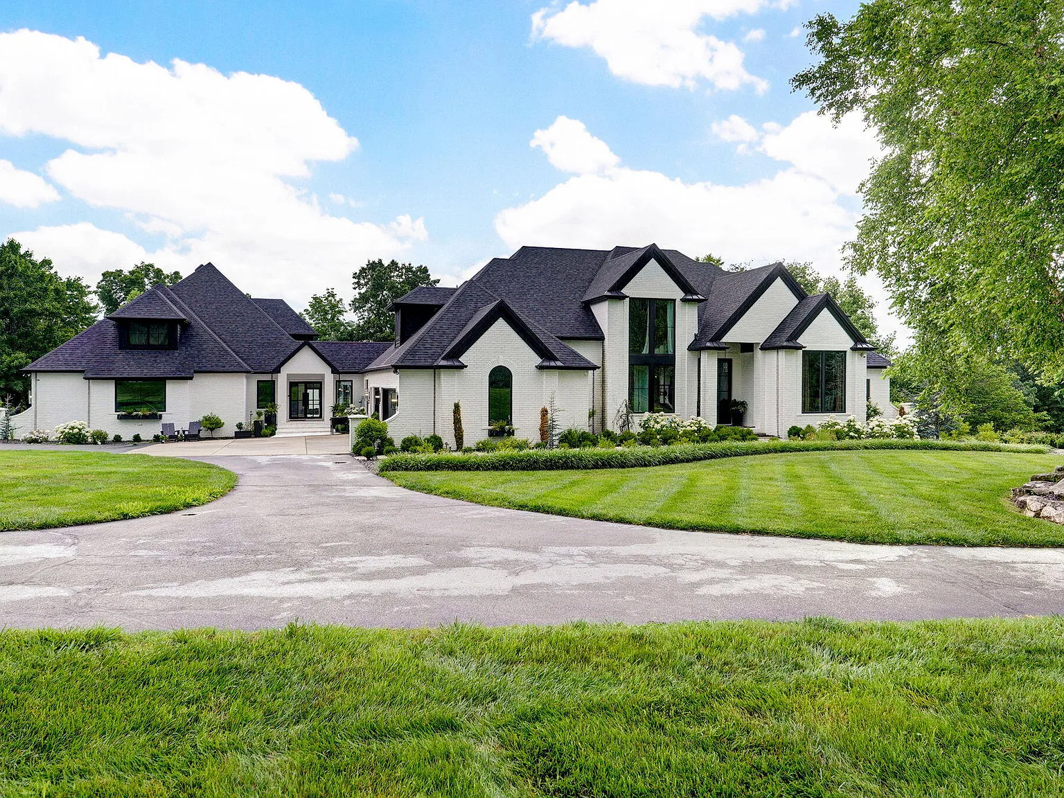 5 bed, 7.0 bath, 9445 sqft, $30,000 — Photo 1