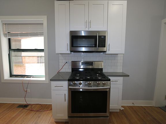 4th image of 935 E 54th Pl Unit 1