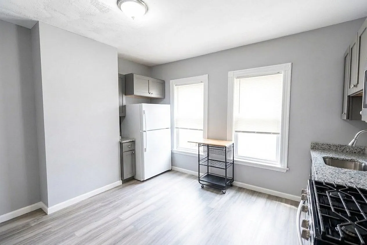 5 bed, 1.0 bath, 1500 sqft, $3,700 — Photo 2