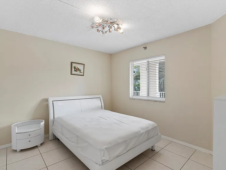 18260 N Bay Rd #304 — Photo 29