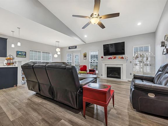 5th image of 409 Fox Sedge Ct