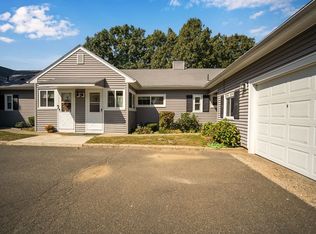 60 Meadowlark Ln #60, Chicopee, MA 01022