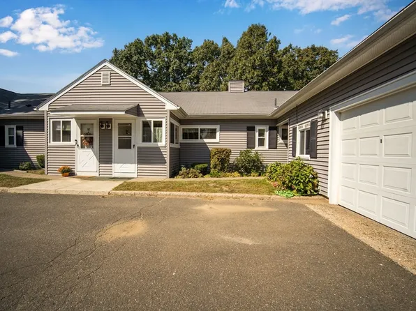 60 Meadowlark Ln #60, Chicopee, MA 01022