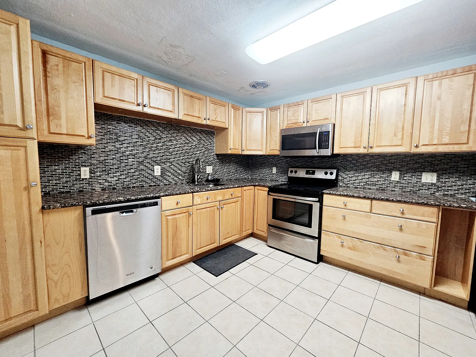 205 Kent St — Photo 4