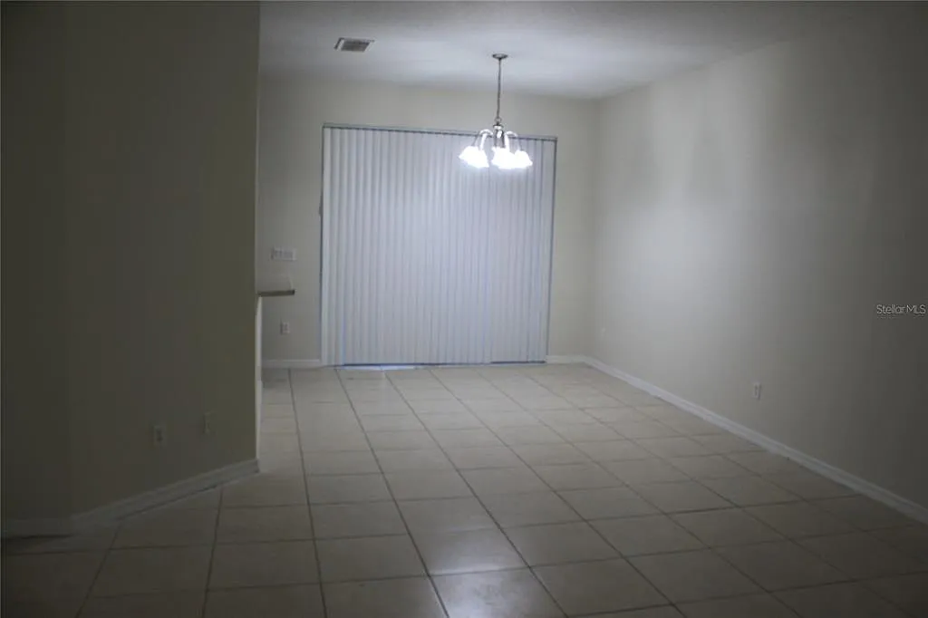 3 bed, 2.5 bath, 1384 sqft, $2,000 — Photo 2