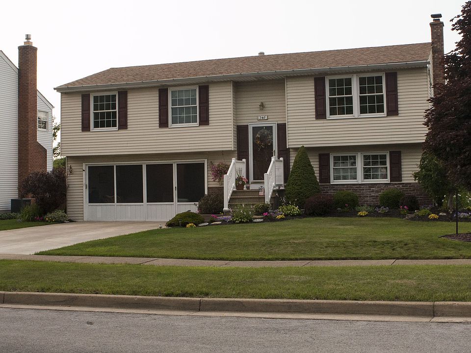 1st image of 240 Oakbrook Dr
