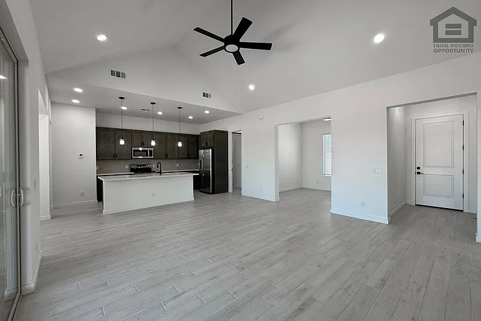 3 bed, 2.0 bath, 1817 sqft, $2,200 — Photo 4