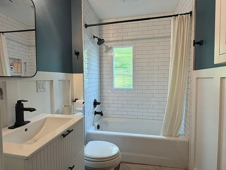 1424 W Franklin St — Photo 21