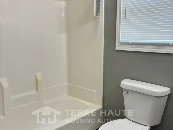 433 S 14th St, Terre Haute, IN 47807