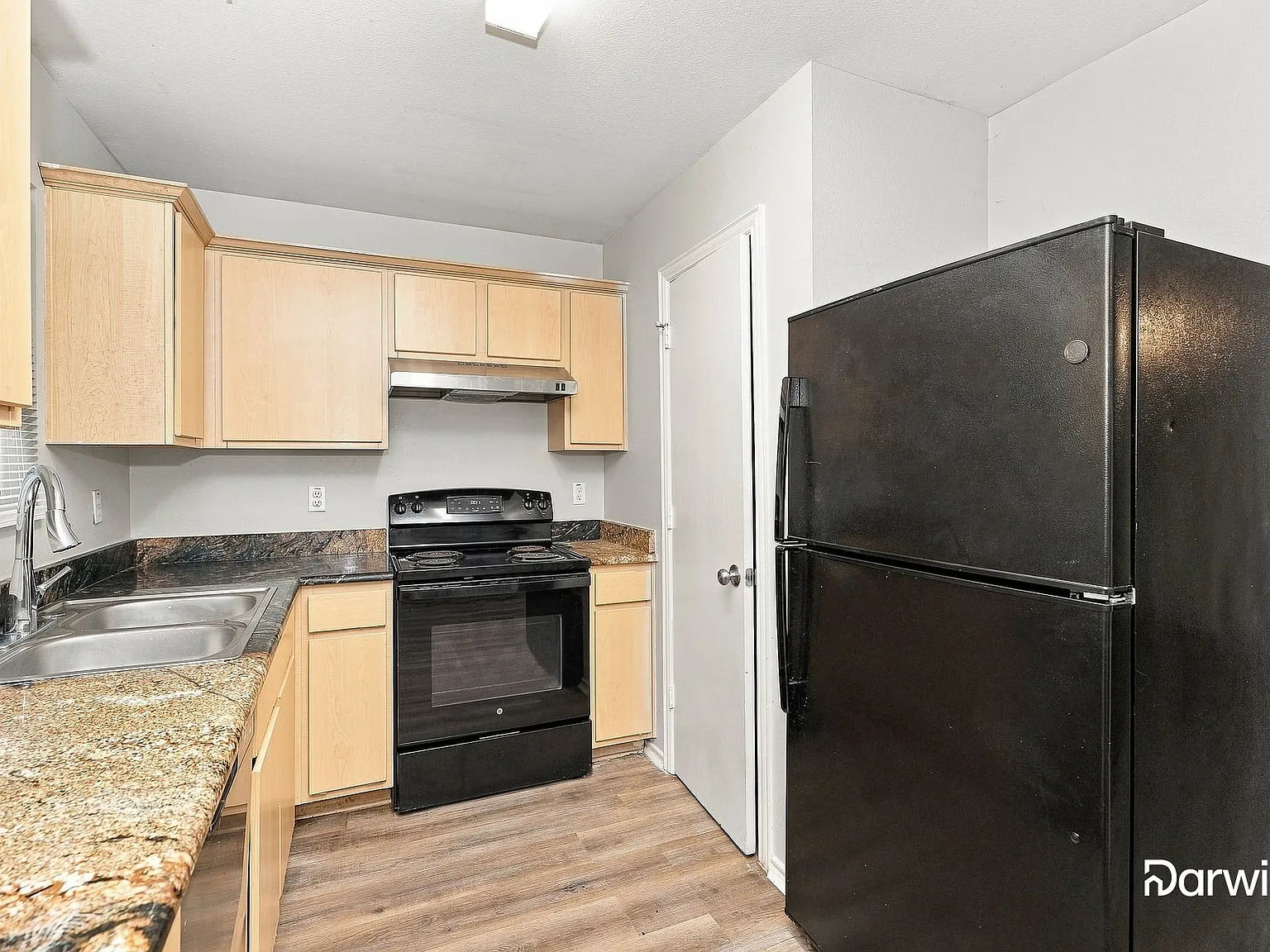3 bed, 2.5 bath, 1347 sqft, $1,625 — Photo 2