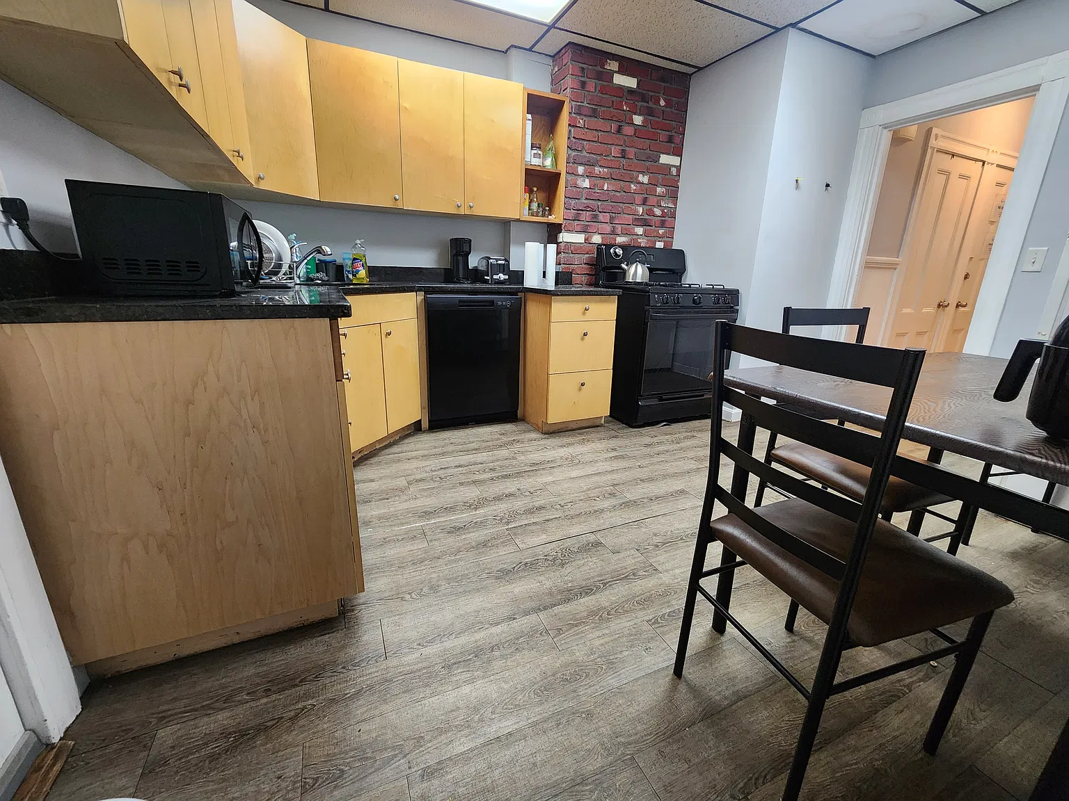 2 bed, 1000 sqft, $3,300 — Photo 2