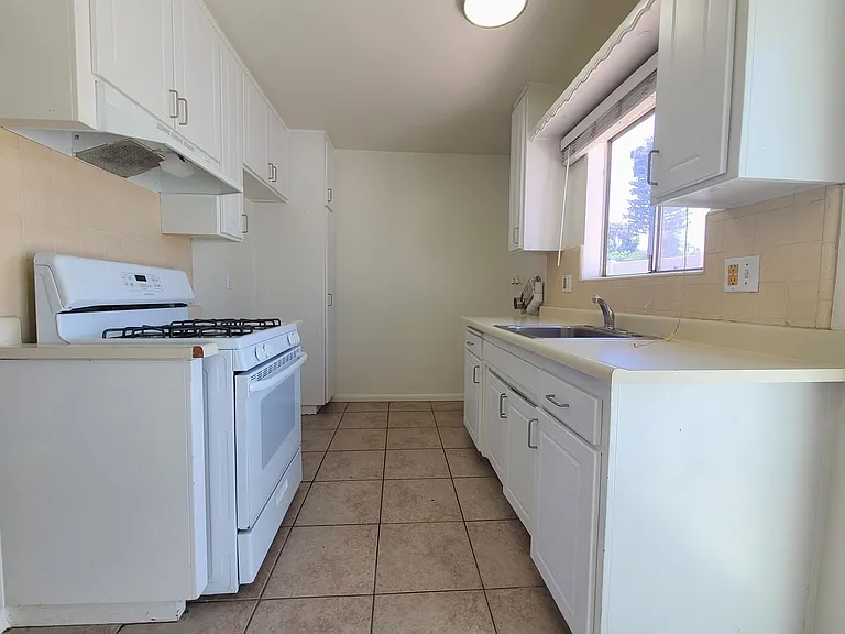 Central Ave. - 1302-1308 E. — Photo 11