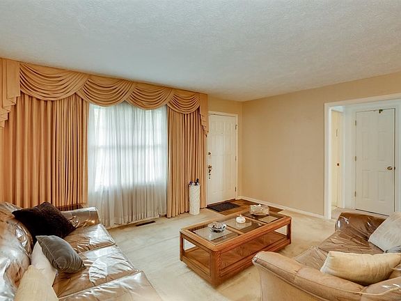 4th image of 342 Williamsburg St