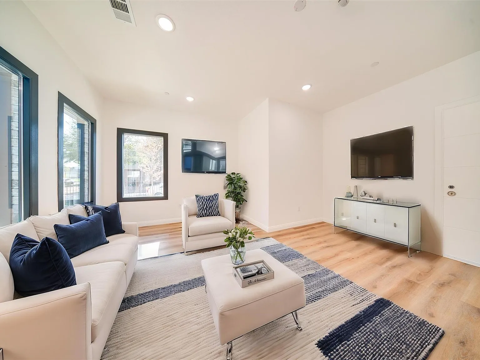 2 bed, 2.5 bath, 1977 sqft, $3,450 — Photo 2