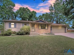 4212 S Thunderbird Trl, Sioux Falls, SD 57103
