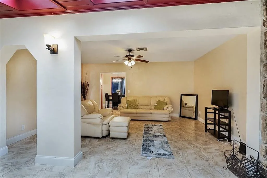 4 bed, 2.0 bath, 2128 sqft, $3,800 — Photo 2