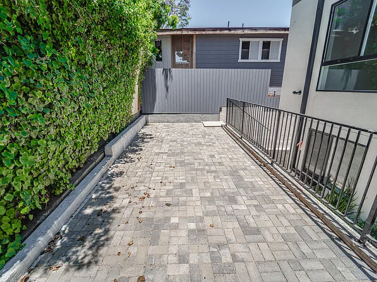 1323 1/2 Bates Ave — Photo 59