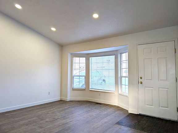 4th image of 709 N Murdock Dr E