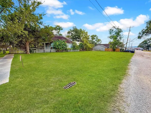 115 W Cleveland St, Alvin, TX 77511