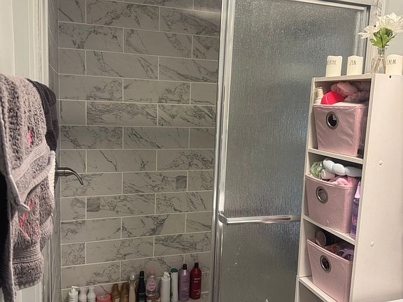 5th image of 837 W Cornelia Ave #101N