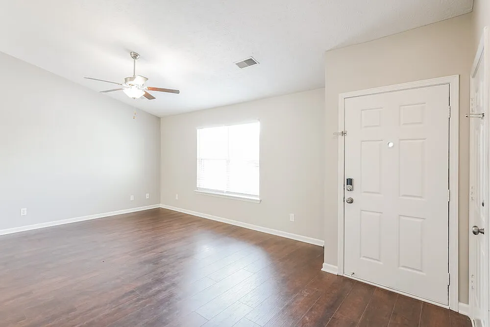 3 bed, 2.0 bath, 1360 sqft, $2,355 — Photo 3