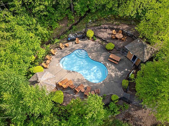 5th image of 18 Bay Ridge Drive