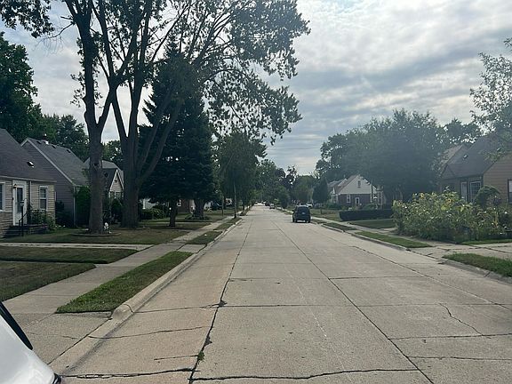 5th image of 24700 Ross St