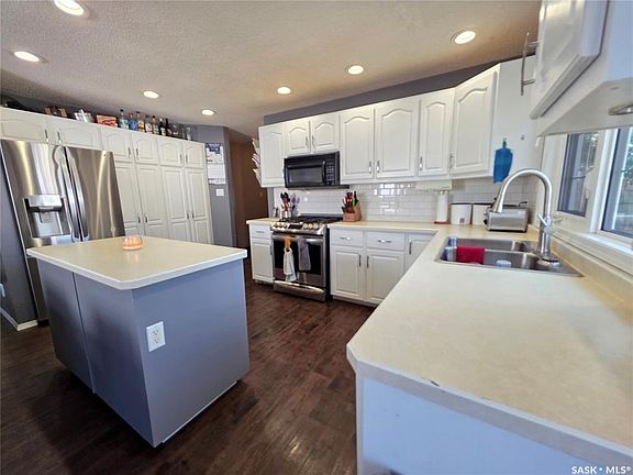 3rd image of 528 Annable STREET